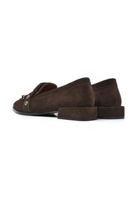 Bruine suède loafers met een lage blokhak, ronde vorm, vetersluiting aan de voorkant en subtiele stikselaccenten aan de zijkanten.