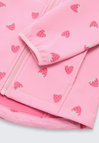 Rosa Reißverschlussjacke mit kleinen Erdbeermustern in dunklerem Pink, aus glattem Stoff mit weichem Innenfutter.