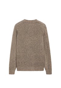 Brauner Strickpullover mit Rundhalsausschnitt, langen Ärmeln und geripptem Saum. Der Stoff hat eine strukturierte Oberfläche mit subtilen Farbvariationen.