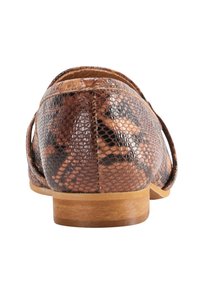 Bruine en zwarte vlakte schoenen met slangenprint, een ronde neus, open zijkanten en een lichte houten zool. Het gestructureerde oppervlak heeft een reptielpatroon.