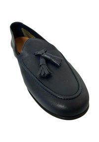 Mocasines de cuero azul marino con textura suave, que presentan un detalle de borlas en el empeine y un sutil detalle de costura a lo largo de los bordes.