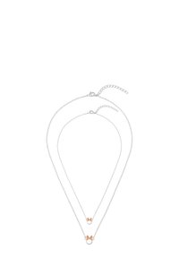 Collana doppia in argento con due anelli; uno con piccoli dettagli in oro rosa. Le catene sono delicate e con una texture liscia.