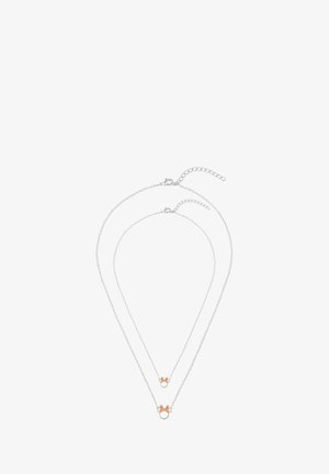 Collana doppia in argento con due anelli; uno con piccoli dettagli in oro rosa. Le catene sono delicate e con una texture liscia.