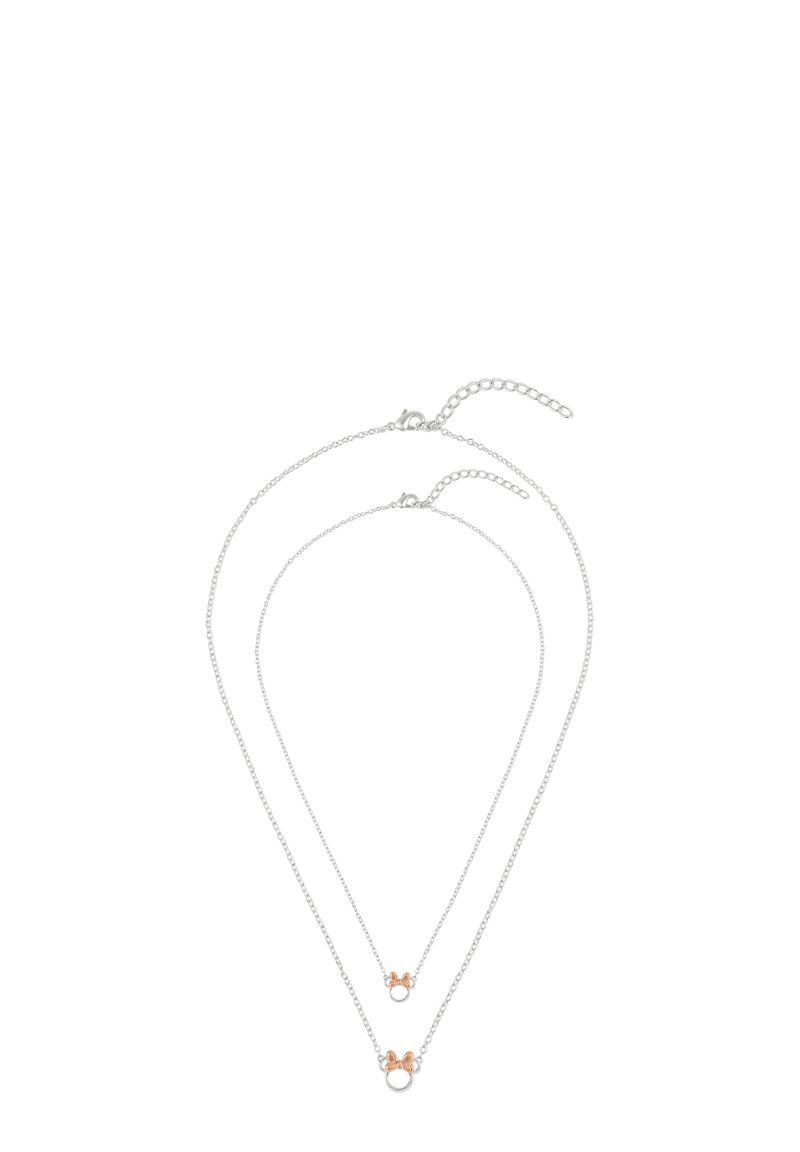 Collana doppia in argento con due anelli; uno con piccoli dettagli in oro rosa. Le catene sono delicate e con una texture liscia.