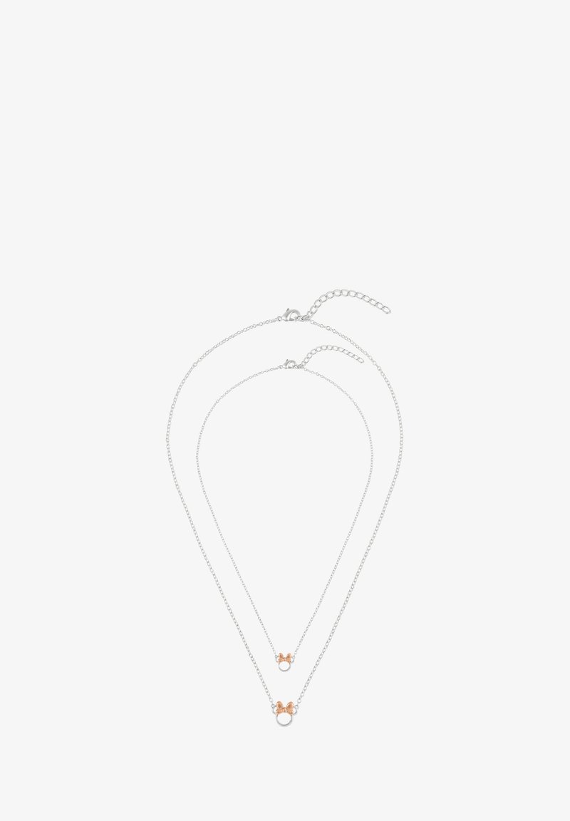 Collana doppia in argento con due anelli; uno con piccoli dettagli in oro rosa. Le catene sono delicate e con una texture liscia.
