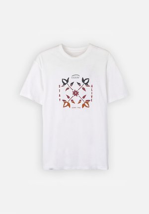 T-shirt blanc à manches courtes avec un graphisme central de branches croisées et de feuilles, texte "RESTEZ EN VIE," "OXBOW," et "DEPUIS 1985."