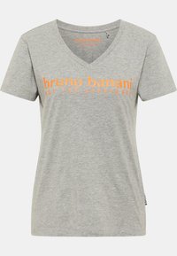 Grå kortärmad T-shirt med V-hals i mjukt material, med orange tryckt text "bruno banani NOT FOR EVERYBODY" över bröstet.