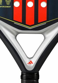 Adidas tennisracket met een driehoekige grip, een rood en zwart gestreept blad, zilveren accenten en twee snaren gaatjes aan de bovenkant voor het bespannen.