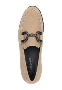 Mocassins en suède beige avec un accent de chaîne métallique noire, bout rond et détails cousus sur le dessus et la semelle.