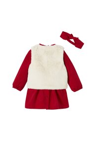 Rotes Langarmkleid mit weißer Kunstfellweste und passendem roten Stoffkopftuch mit Schleife, flach auf weißem Hintergrund ausgelegt.