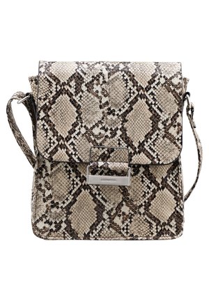 Bolso pequeño bandolera con patrón de piel de serpiente en beige y marrón, cierre de solapa y hebilla rectangular plateada.