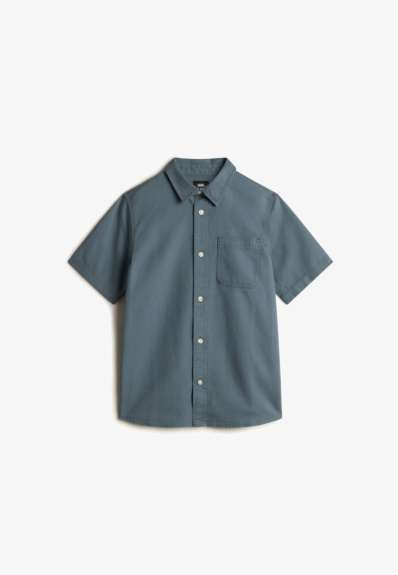 Chemise bleu-gris à manches courtes, boutonnée, avec col et poche poitrine, posée à plat sur fond blanc.