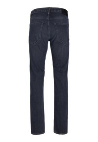 Jeans de mezclilla azul oscuro con corte recto, que presentan un diseño sencillo, dos bolsillos traseros y un acabado de tela texturizada.