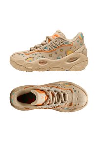 Sneaker beige con tomaia testurizzata, dotata di accenti blu e arancioni, pannelli in rete e ritagli circolari; suola ammortizzata.