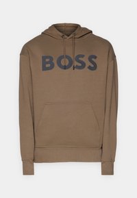 Felpa con cappuccio marrone realizzata in tessuto morbido. Presenta un grande logo scuro "BOSS" sulla parte anteriore e una tasca a marsupio frontale.