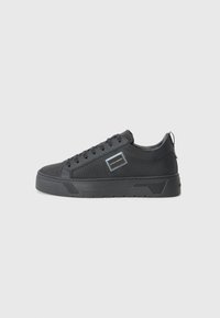 Schwarze Sneaker mit einem strukturierten Mesh-Obermaterial, Schnürdesign und einer robusten Gummisohle. Verfügt über ein markiertes Akzent auf der Seite.