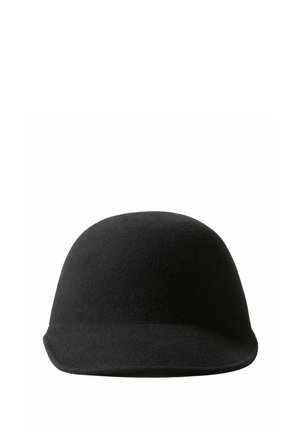 Cappello bowler in feltro nero con corona arrotondata e tesa corta leggermente curva su sfondo bianco.