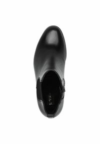 Černá kožená kotníková bota s hladkým povrchem, špičatou špičkou, elastickými bočními panely a nízkým podpatkem. Vnitřek má minimální podšívku.