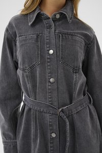 Mörkgrå denimklänning med krage, knappstängning, två bröstfickor och midjeskärp. Har en mjuk textur och en skräddarsydd design.