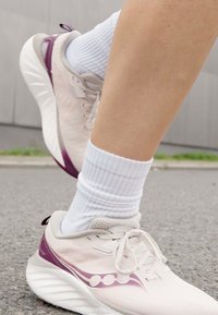 Saucony TRIUMPH 22 - Maanteejooksu jalatsid - moon/eggplant