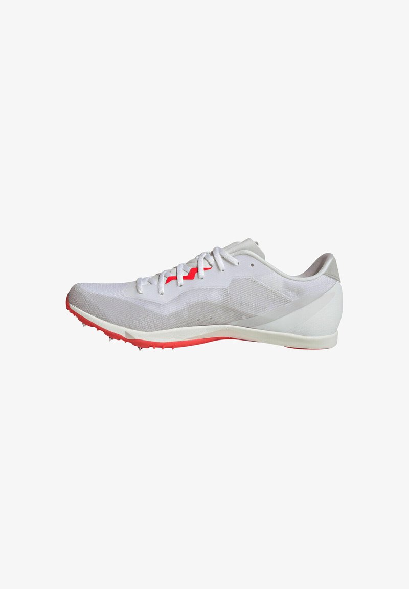 Chaussure de sport blanche avec une tige en mesh, des accents rouges et une semelle en caoutchouc texturée comportant des picots pour la traction. Conception ergonomique pour la performance.