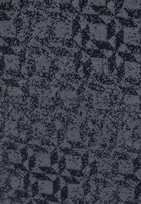 Textil mit einer strukturierten Oberfl�äche, das ein geometrisches Muster in dunklem Marineblau und hellem Blau zeigt, mit einer glatten Oberfläche und detaillierten Verzierungen.