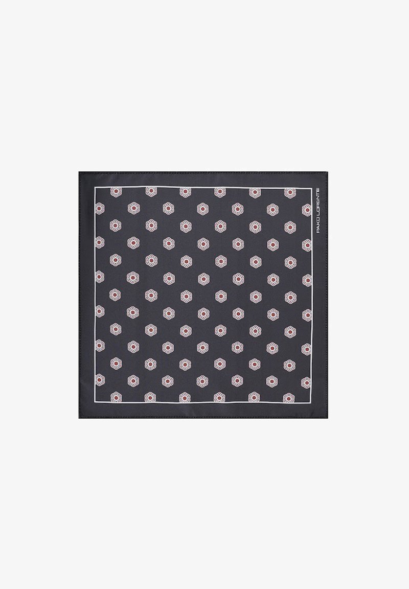 Ciemnoszara jedwabna chusta w kształcie kwadratu z białą bordiurą, z powtarzającymi się czerwonymi i białymi heksagonalnymi wzorami kwiatowymi.