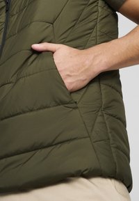 Puma ESS - Smanicato - dark olive