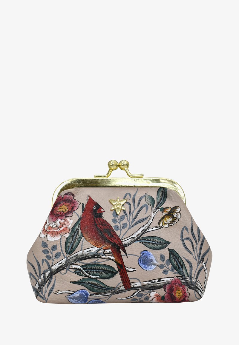 Handtasche mit Blumenmuster und einem gemalten roten Kardinal auf einem beigen Hintergrund. Verfügt über einen goldenen Verschluss sowie farbenfrohe Blumen- und Blättermuster.
