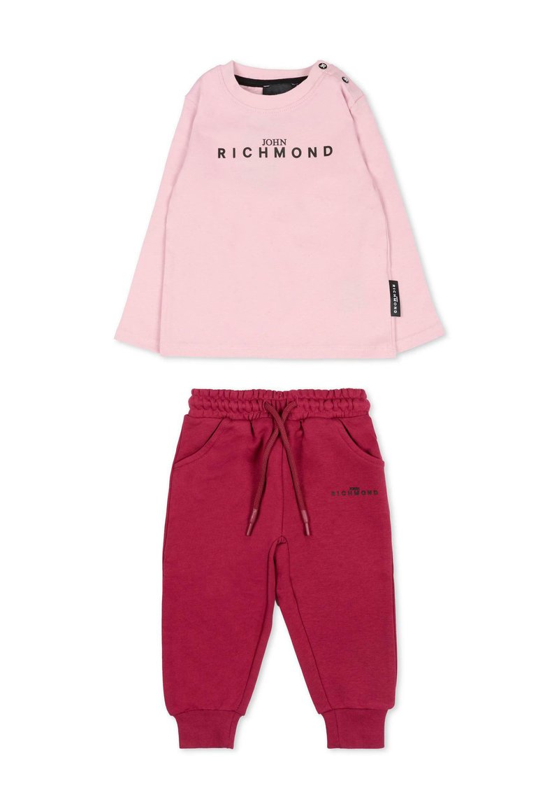 Chemise rose clair à manches longues avec impression noire "JOHN RICHMOND", associée à un pantalon de jogging bordeaux avec taille élastique et poches latérales.