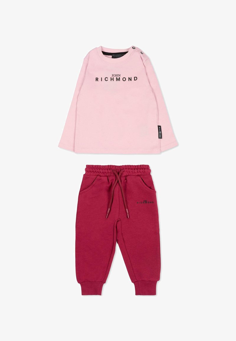 Chemise rose clair à manches longues avec impression noire "JOHN RICHMOND", associée à un pantalon de jogging bordeaux avec taille élastique et poches latérales.