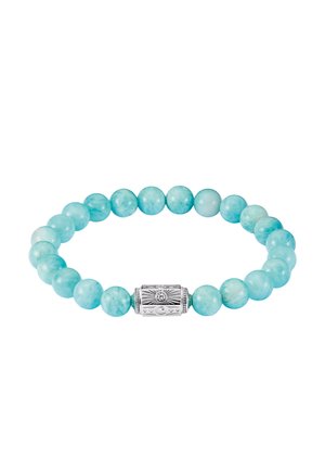 Stretch-Armband mit runden hellblauen Perlen und einem silbernen dekorativen zylindrischen Anhänger mit einem kleinen klaren Edelstein.