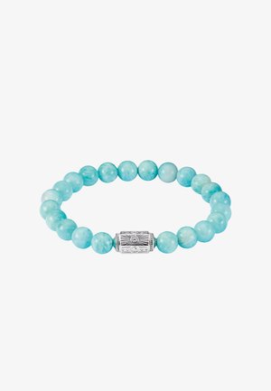 Stretch-Armband mit runden hellblauen Perlen und einem silbernen dekorativen zylindrischen Anhänger mit einem kleinen klaren Edelstein.