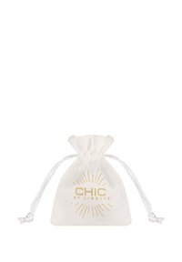 Sacchetto bianco con cordoncino, realizzato in tessuto morbido, con un logo stampato in oro che riporta la scritta "CHIC by LIRETTE" e motivi a raggi sul davanti.