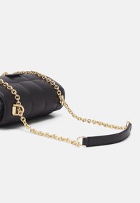 MICHAEL Michael Kors Taška s příčným popruhem - black