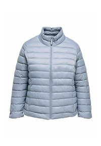 Světle modrá péřová bunda s vysokým límcem, celým zipem a vodorovným prošíváním. Měkká, hladká látka s mírným leskem.