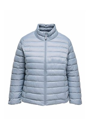 Svijetloplava jakna s pufovima, sa stojećim ovratnikom, zatvaračem na cijeloj dužini i vodoravnim šavovima. Mekani, glatki materijal s blagim sjajem.