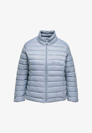 Svetlo modra jakna s puhovim polnjenjem, stoječim ovratnikom, z zadrgo po celotni dolžini in vodoravnimi šivi. Mehka, gladka tkanina z rahlim sijajem.