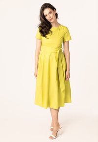 QUIOSQUE Denné šaty - yellow