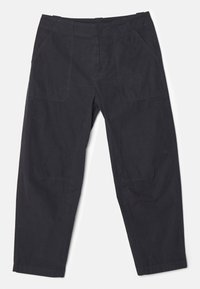 Pantalones negros de corte suelto, confeccionados en tela, que cuentan con bolsillos laterales y un diseño de pierna ajustada con una superficie ligeramente texturizada.