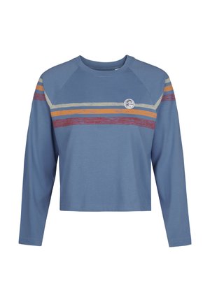 Maglione corto a maniche lunghe di colore azzurro chiaro con maniche raglan, caratterizzato da strisce orizzontali colorate in rosso, giallo e crema sul petto.