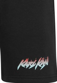 Čierne športové šortky vyrobené z mäkkej látky. Obsahujú farebný dizajn plameňa a nápis "KARL KANI" v tučnom, štýlovanom písme.
