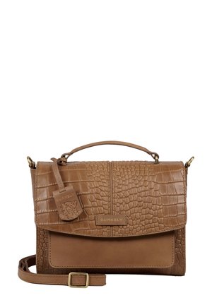 Sac bandoulière en cuir tan présentant une texture crocodile, une fermeture à rabat, une bandoulière ajustable et une étiquette de bagage avec logo.