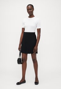Vero Moda Tall VMMARINA SKATERSKIRT - Faltenrock - black