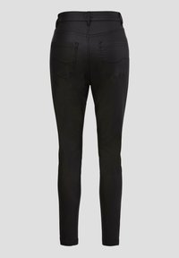 Jeans skinny en denim noir avec une taille haute, des poches arrière et une texture lisse. Ils ont un design ajusté et des lignes épurées.