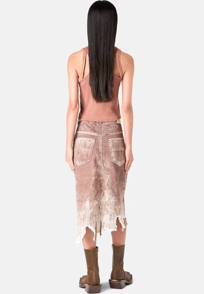 Bruine geribbelde tanktop met een lange, versleten, vervaagde bruine denim rok met rafelige onderrand en zakken, gecombineerd met bruine enkellaarzen.