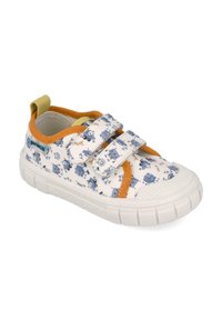 Zapatillas de lona blancas con patrones de dibujos animados azules, acentos naranjas y dos correas de Velcro. Suela de goma con textura antideslizante. Diseño de perfil bajo.