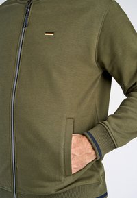 Jack's Sportswear BASEBALL COLLAR - Vetoketjullinen college - army