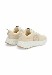 Beige Sport Sneakers mit einem strukturierten Strick-Obermaterial, ausgestattet mit einer weißen, klobigen Sohle mit bunten Sprenkeln und einem subtilen Logo an der Seite.