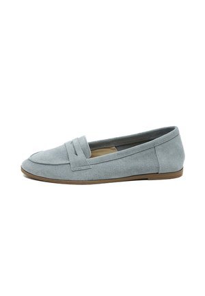 Lichtblauwe suède loafers met een vlakke, flexibele zool, voorzien van een gestikte band over de bovenkant en een gladde binnenvoering.